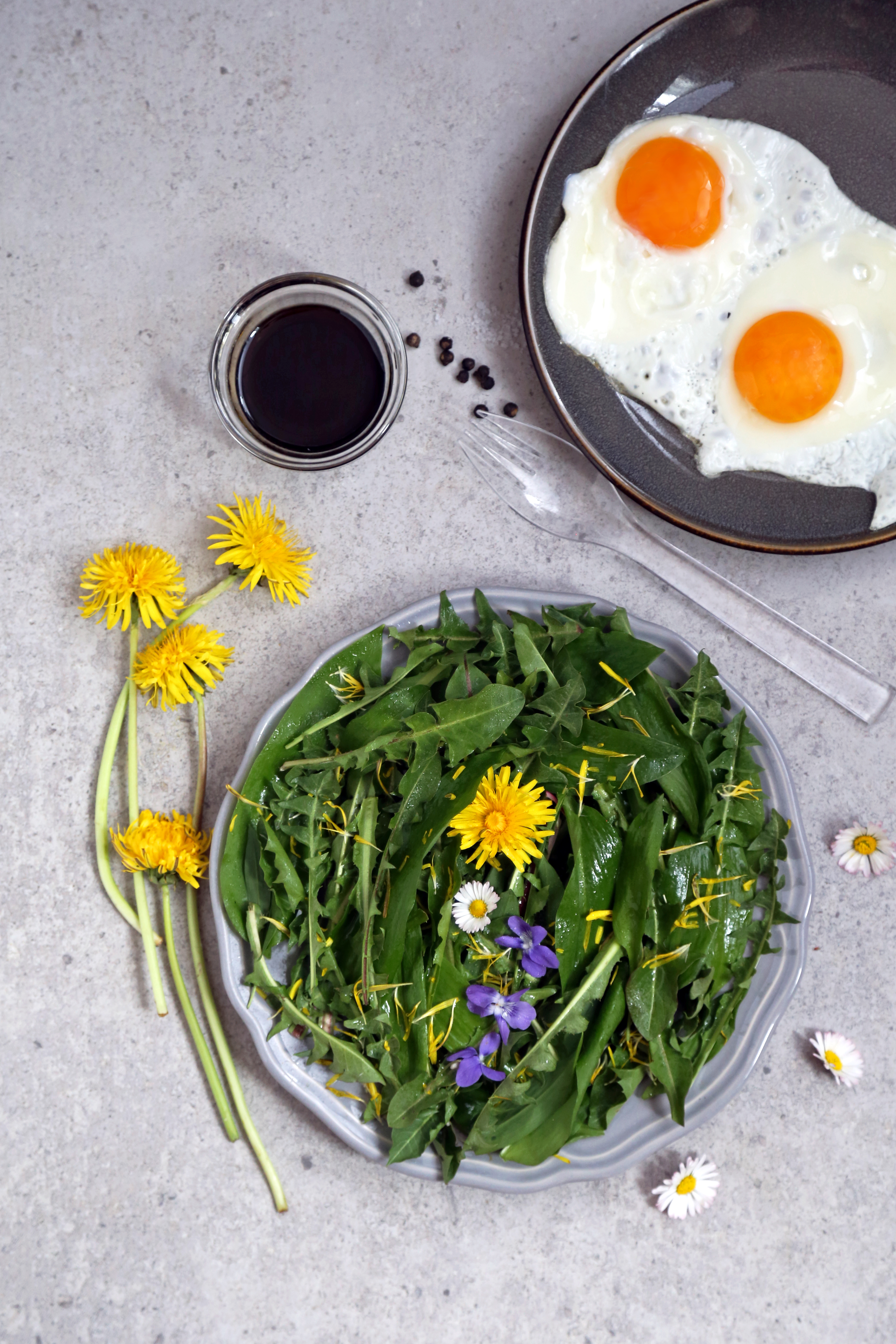 Salade de pissenlit et ail des ours - le printemps dans votre assiette - delimoon.com