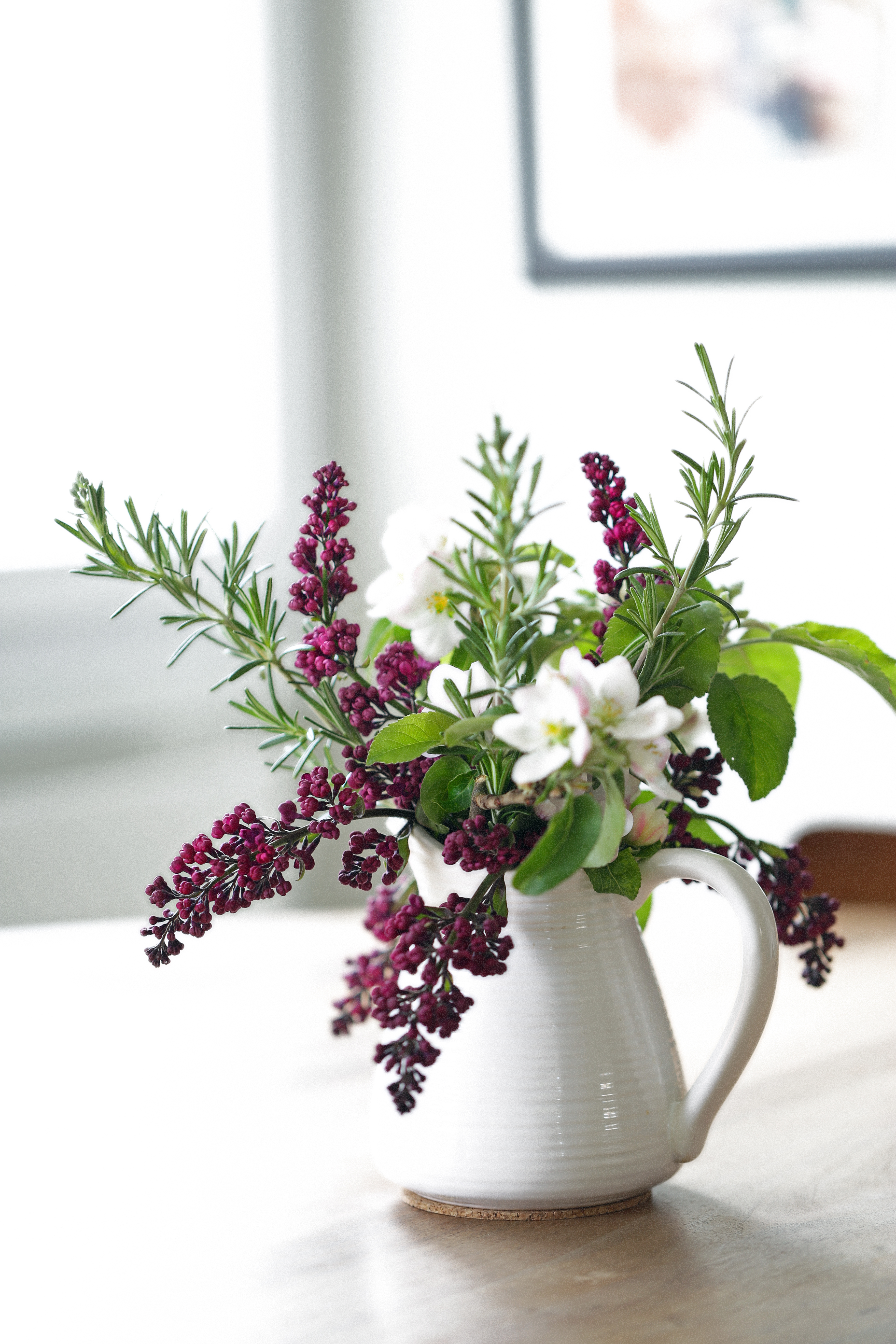 Bouquet de printemps - Delimoon.com - Quand on vit à la campagne, il est facile de faire un joli bouquet sans se ruiner. Quelques branches de pommier, lilas, romarin et le tour est joué !