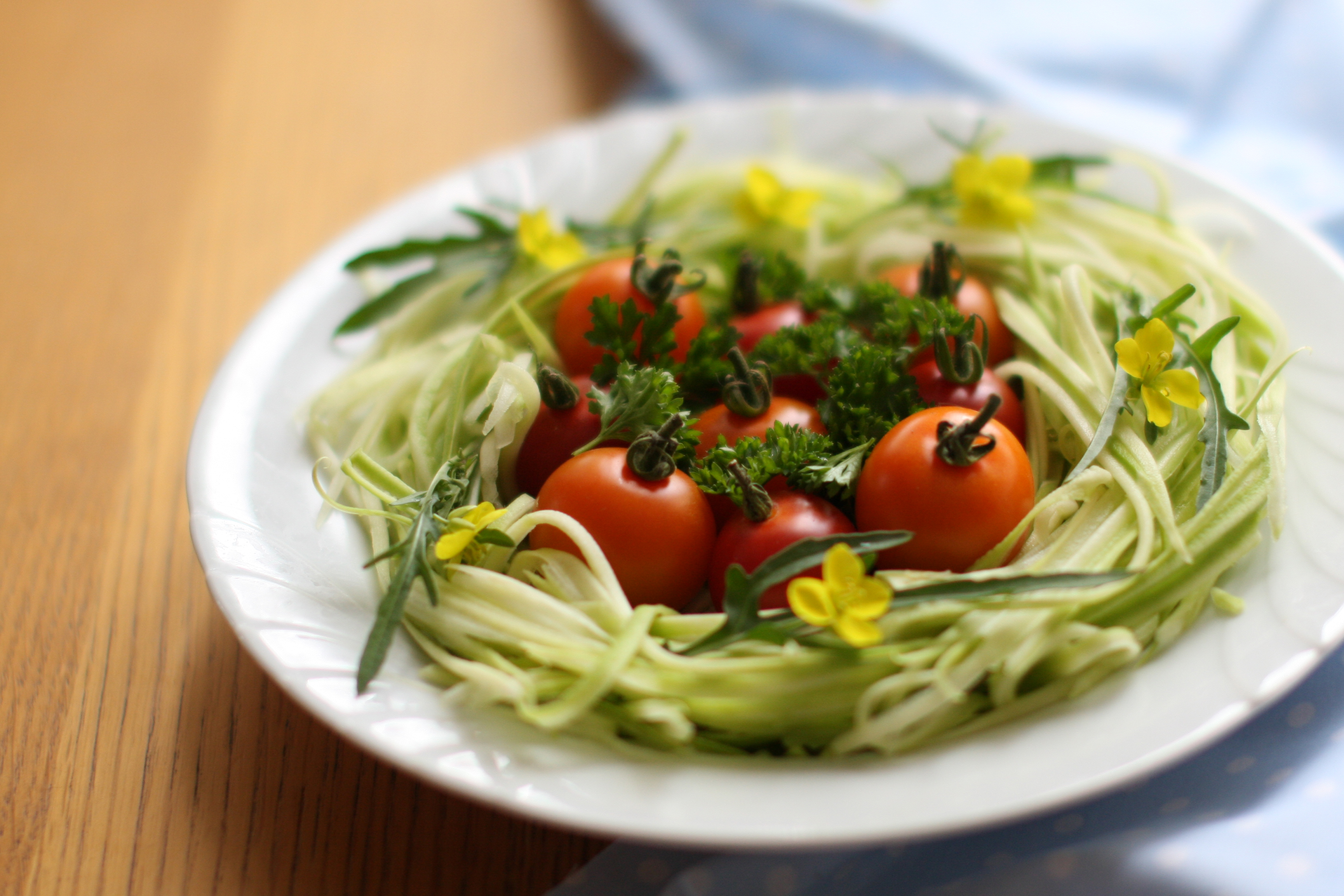 Salade de spaghetti de courgettes et tomates - delimoon.com