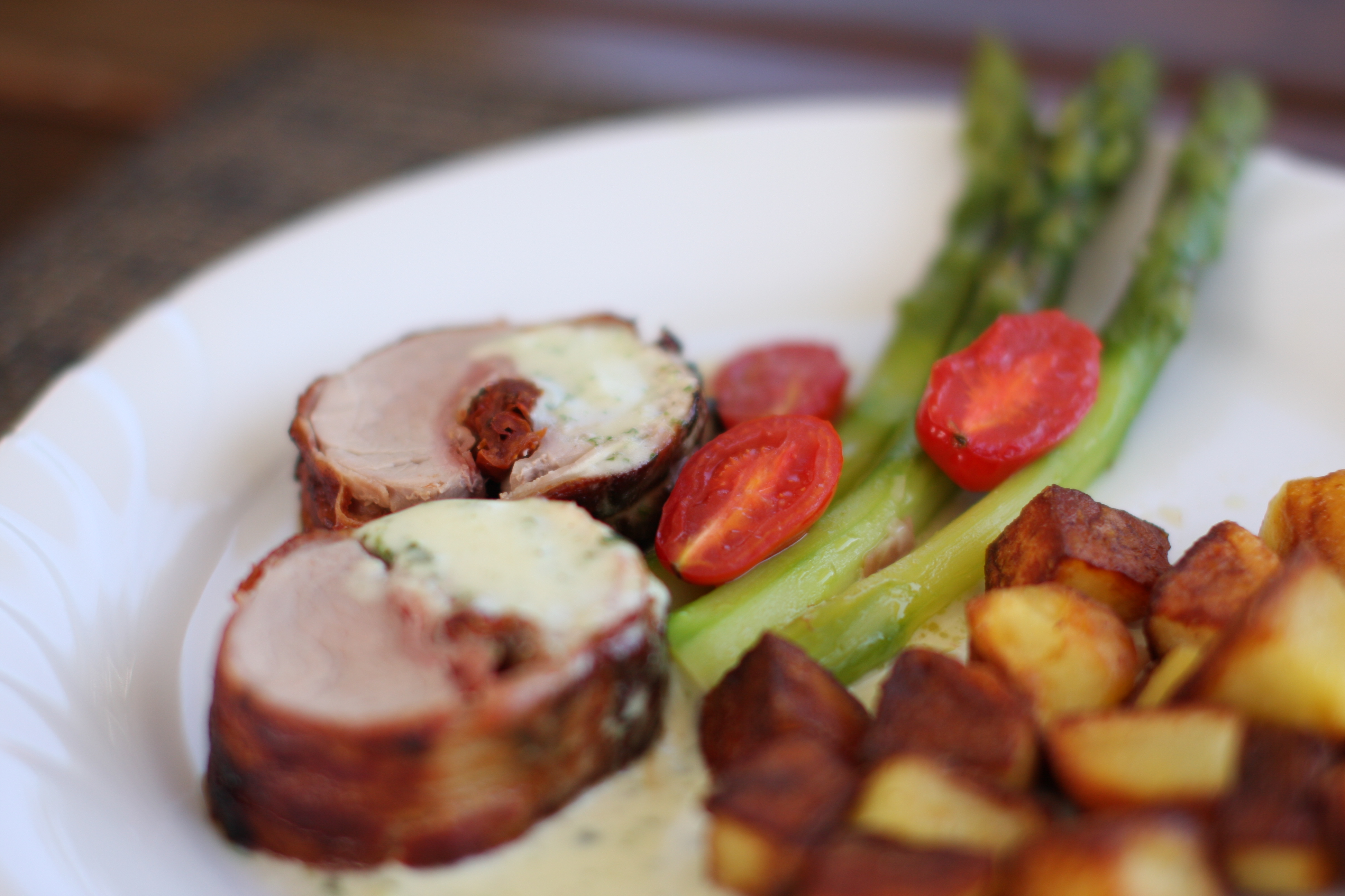 filet mignon farci et lardé - sauce à l'ail des ours - servi avec des asperges, des tomates et des patates grillés - Delimoon.com