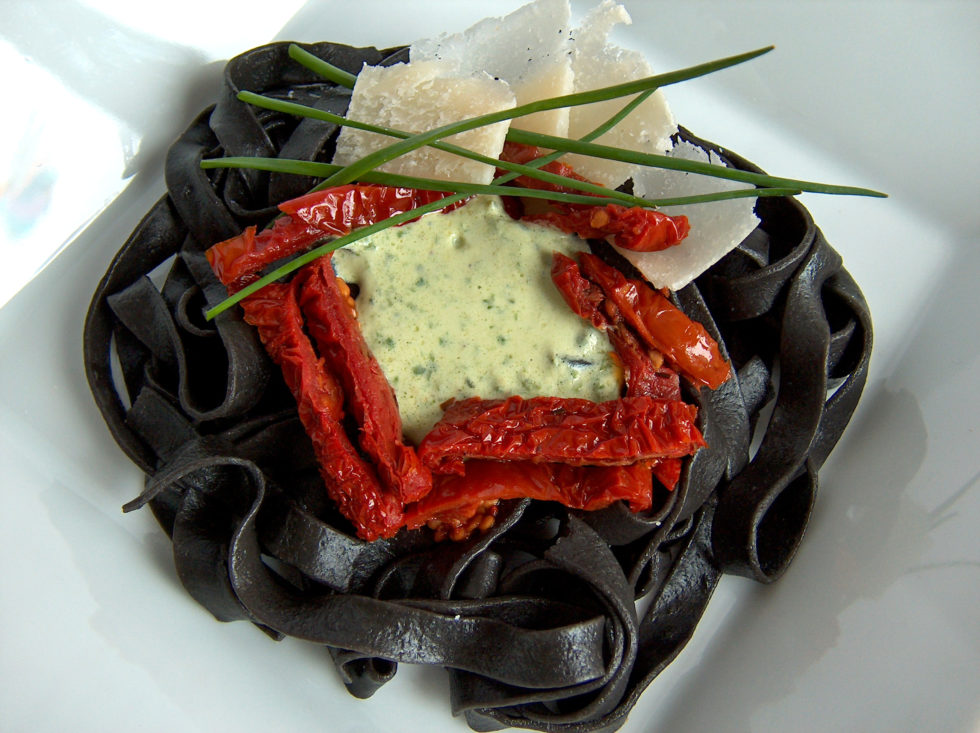 Pâtes noires et sauce à l'ail des ours